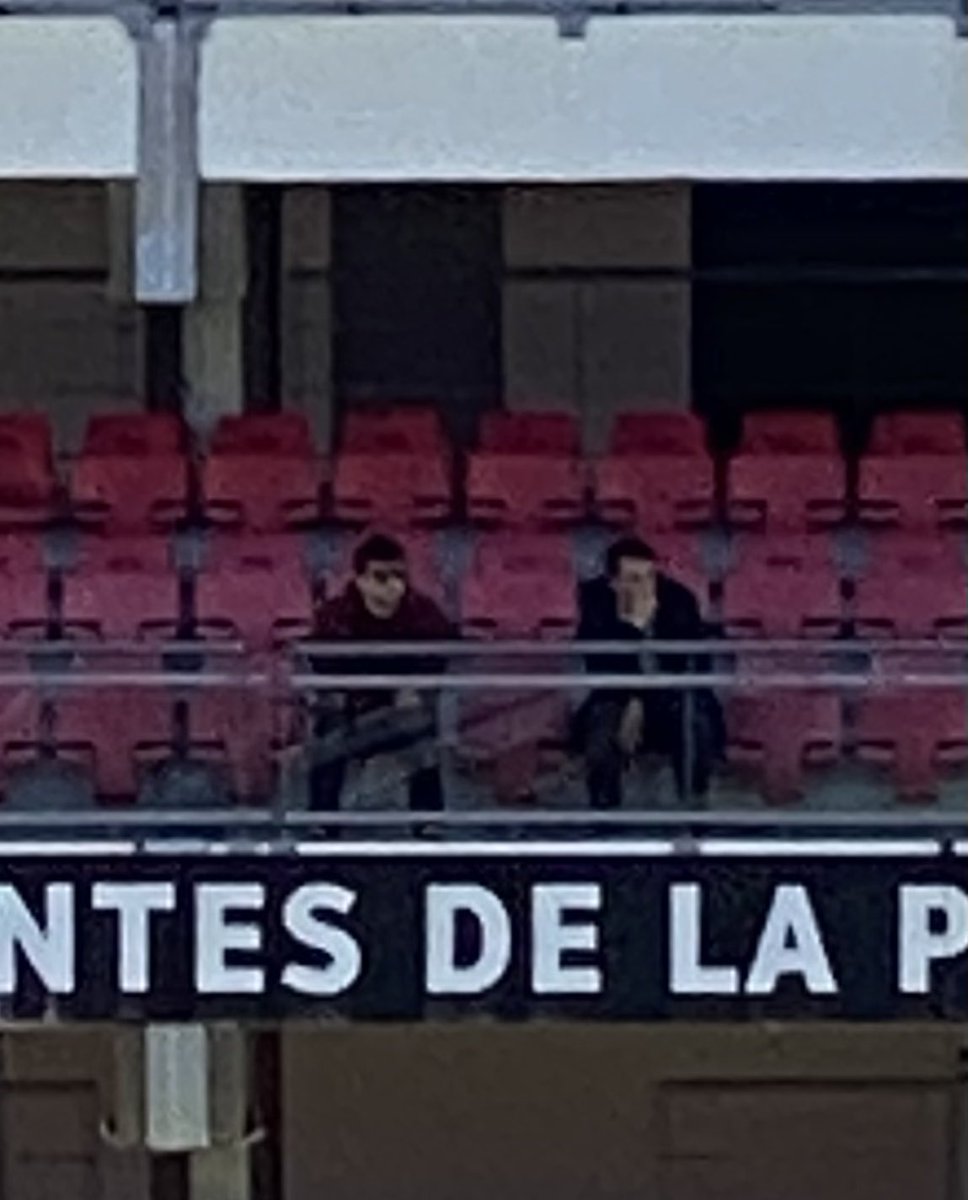 #EDLP #RESERVA Agustin Alayes y Joaquin Tabares presentes en el Estadio Jorge Luis Hirschi para ver a la reserva de Estudiantes.