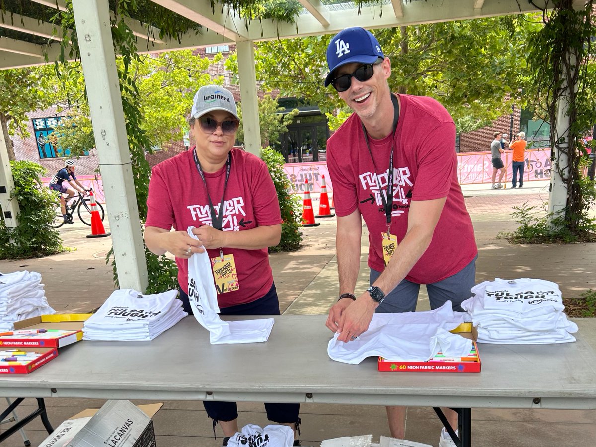 BrainerdChemCo's tweet image. This is what Brainerd calls a WHEELIE good time. 👇

From cheering on cyclists to helping throw a bubble-filled foam party, this year's @tulsa_tough event was one for the books! Check out a few pics of our team volunteering behind the scenes below. 🚴 💥