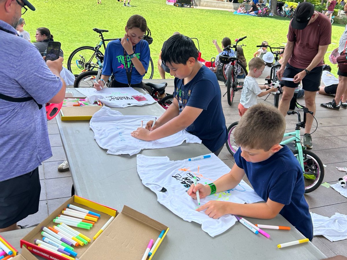 BrainerdChemCo's tweet image. This is what Brainerd calls a WHEELIE good time. 👇

From cheering on cyclists to helping throw a bubble-filled foam party, this year's @tulsa_tough event was one for the books! Check out a few pics of our team volunteering behind the scenes below. 🚴 💥