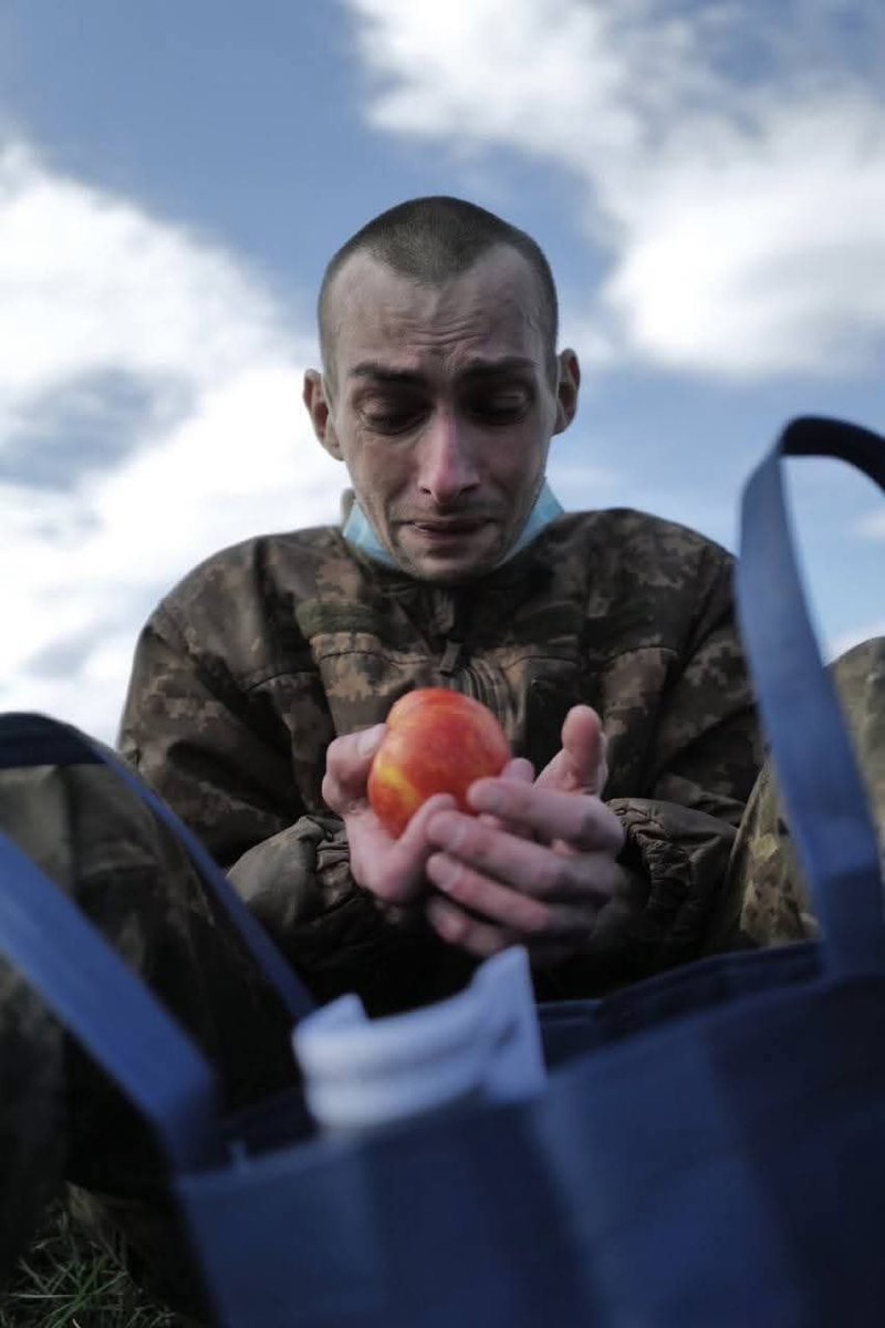 Zemřel Dmitro Šapovalov.
Jeho legendární fotografie s jablkem pořízená během výměny vězňů v roce 2023 zůstane navždy v paměti.

Narodil se v roce 1992 v Kadijivce na Luhanjsku, nastoupil do vojenské služby v roce 2010.
Od roku 2014 bojoval v 95.letecké útočné brigádě.
Bojoval na