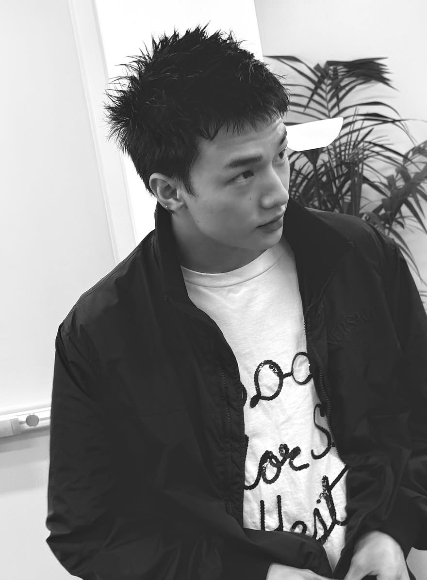 hyuniihwang's tweet photo. WHO EVEN LOOKS LIKE THAT ? https://t.co/MCo639p5kD
