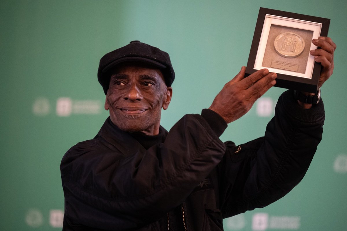 Nació en febrero de 1956, en la calle Carlos Gardel 1017. Músico, fabricante de tambores, referente de la cultura afro, vecino del Barrio Sur. Y a partir de hoy, Ciudadano Ilustre de Montevideo.

Viva el Lobo Núñez, salú.

📷 <a href="/montevideoIM/">Intendencia de MVD</a>