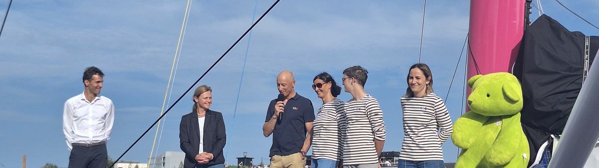Baptême du bateau Les P'tits Doudous d'Armel Tripon ! Une aventure qui porte un double engagement : un engagement humain avec des soignants qui s’investissent auprès des enfants opérés et un engagement technologique car le bateau a été construit à partir de matériaux réutilisés.