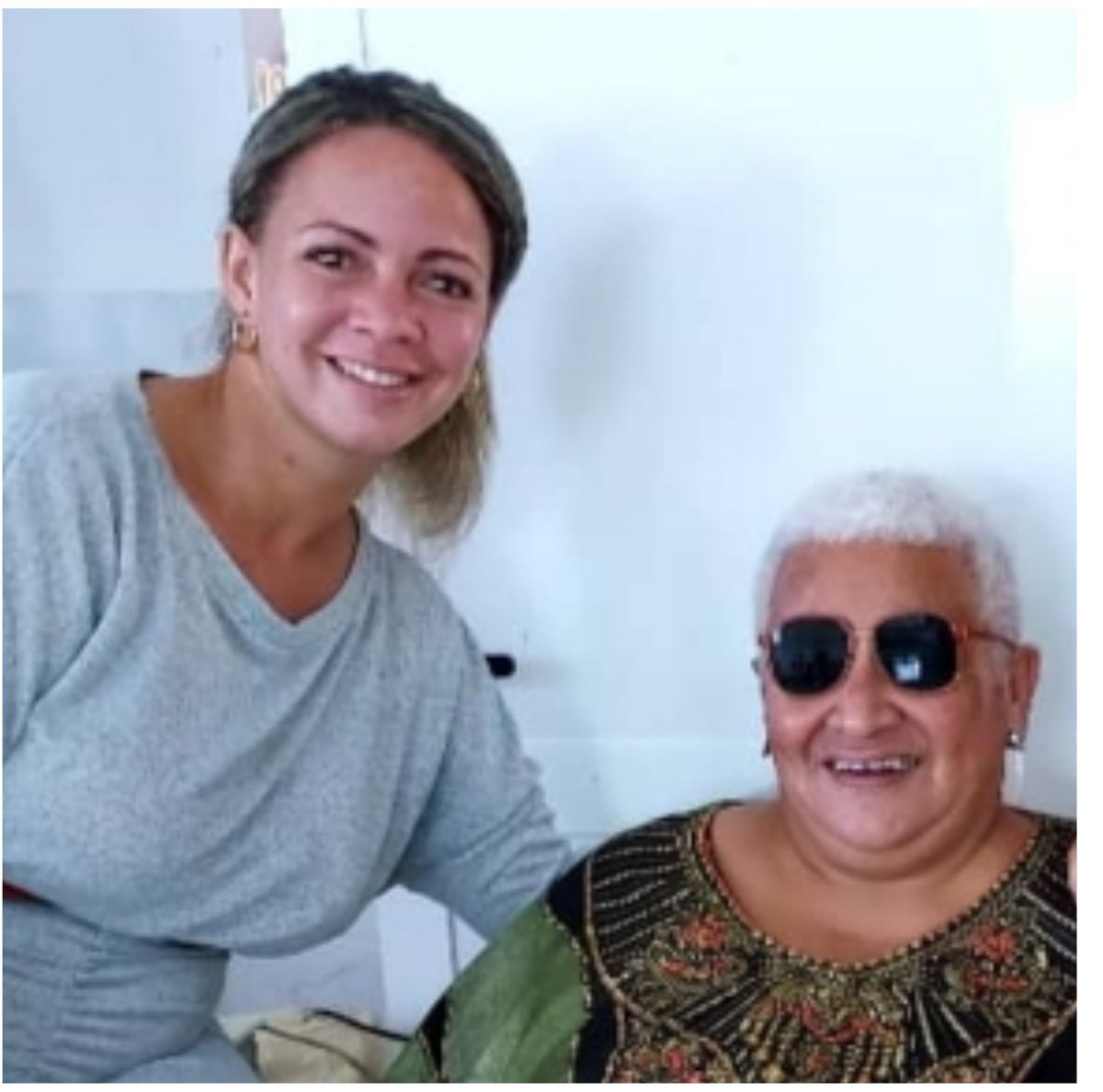 La reina del repentismo,
la ciega maravillosa,
de la campiña, la diosa,
al cielo ya va, y así mismo,
se roba el protagonismo
mientras la décima llora.
Palmas y cañas la añora
y se aflije la cultura
porque no habrá sepultura
al verso que aún le aflora

QEPD Tomasita Quiala 🙏🖤😭