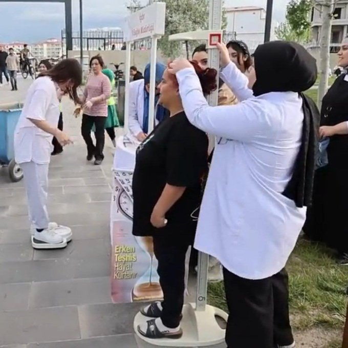 Sağlık Bakanı Memişoğlu: "3 milyon insanı tarttık; %35'i fazla kilolu, %27'si obez. 

İnsanlarımız istediğimiz kiloda değil."