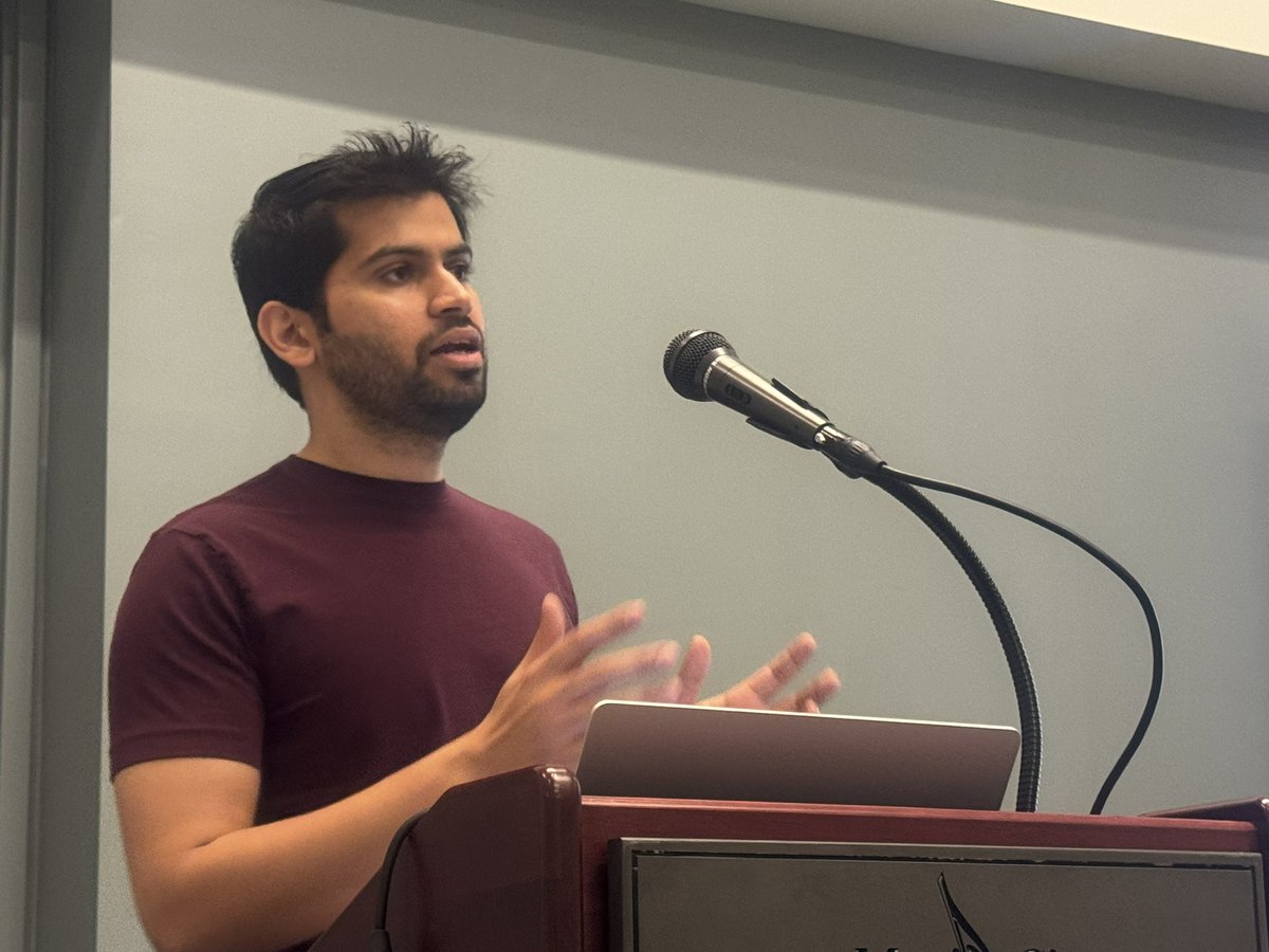 ky_lin0305's tweet image. Learning the recipes for robot learning at scale with @pathak2206 at the POETS workshop @CVPR