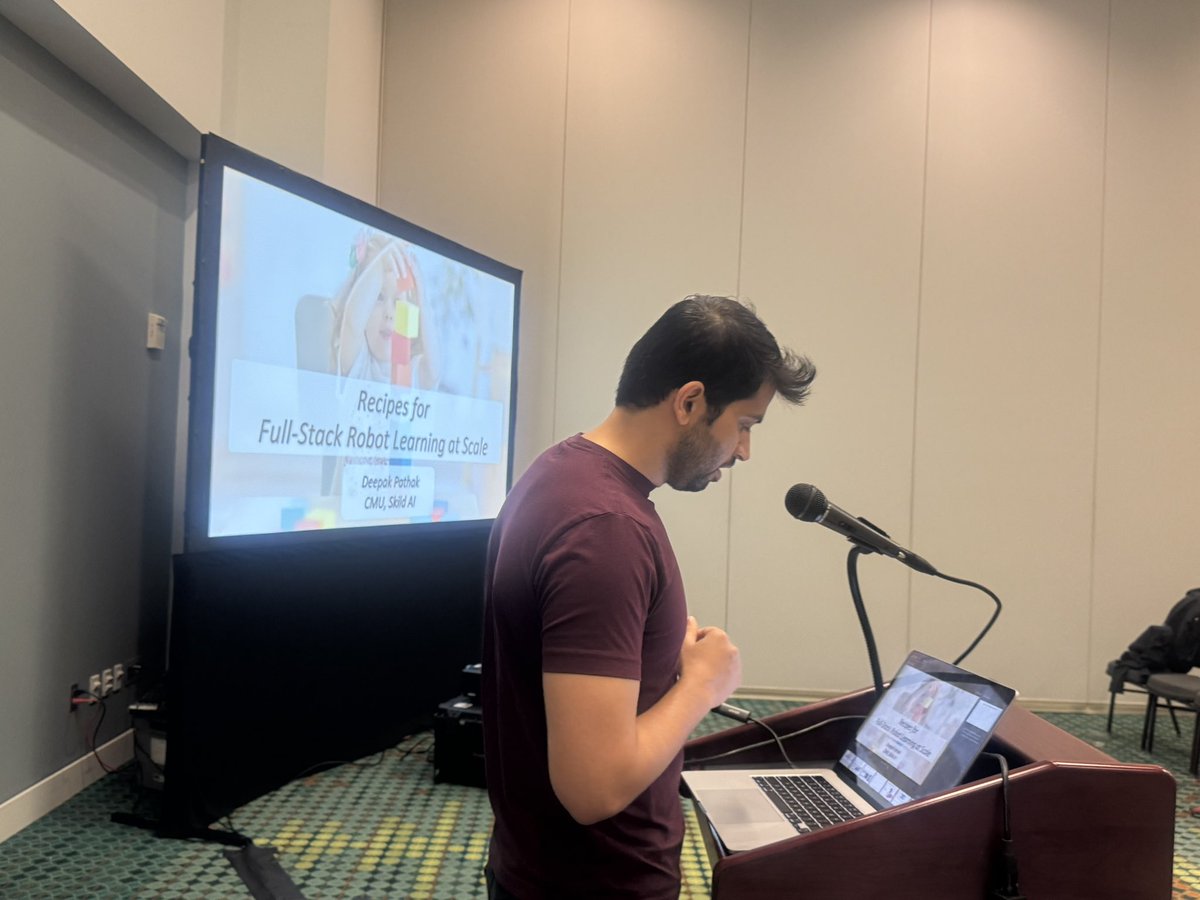 ky_lin0305's tweet image. Learning the recipes for robot learning at scale with @pathak2206 at the POETS workshop @CVPR