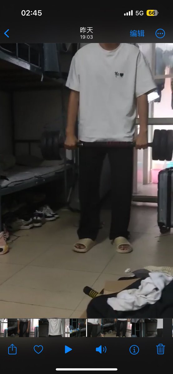 室友练哑铃的味道～！可以分享交流哦，后面有蛇
