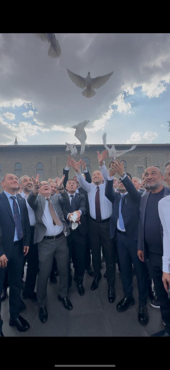 Terörsüz Türkiye vizyonu, üretimle büyüyen, istihdamla güçlenen, kardeşlikle yeşeren bir Türkiye idealidir.

Bugün bu inançla gerçekleştirdiğimiz toplantımız sonrası, üye ziyaretlerimizden sonra Diyarbakır Organize Sanayi Bölgesi’ni ziyaret ettik. OSB Yönetimiyle yaptığımız