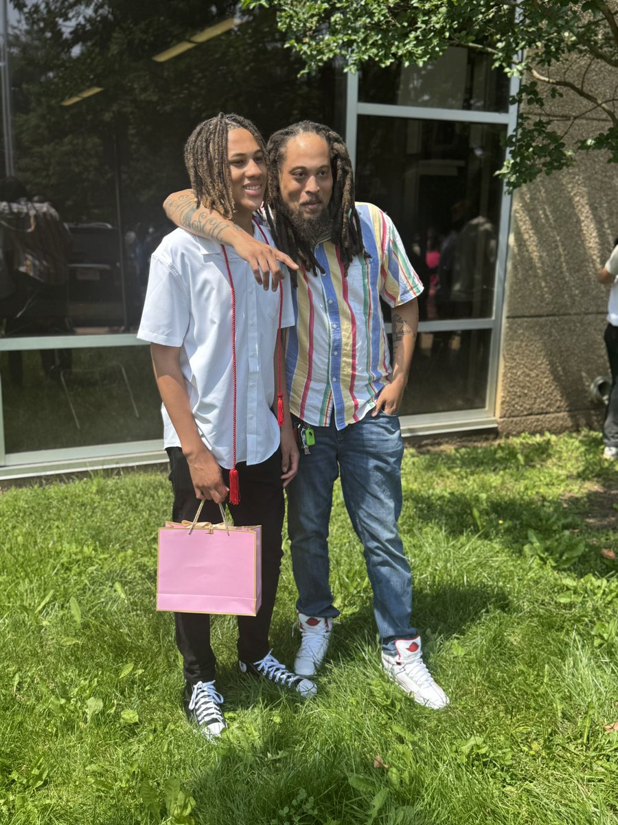 HerPyrexVision's tweet image. Because yall watched him grow up.

Our valedictorian is headed to HS!

Class of 2029🎓