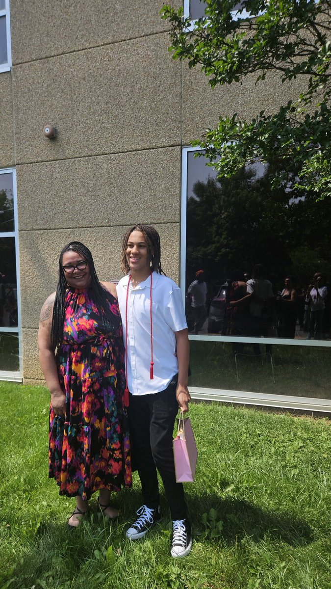 HerPyrexVision's tweet image. Because yall watched him grow up.

Our valedictorian is headed to HS!

Class of 2029🎓