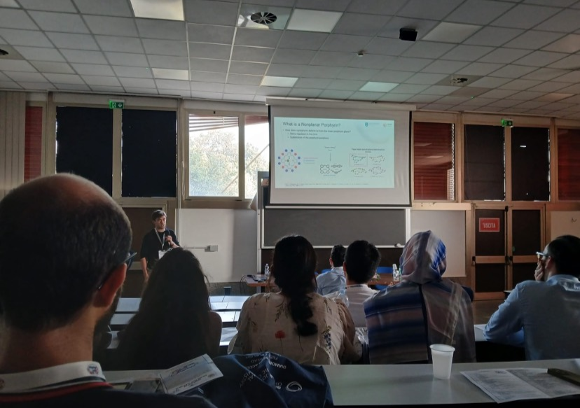 mathiassenge's tweet image. While rest of us had group meeting in the rain🌧️ @tcdTBSI @TCD_Chemistry in Dublin: Karolina, Sophie, and Liam are off into the sun 🌞in Salerno 🇮🇹at the @SupraChemDays25 meeting showing off cool chemistry ⚗️on #porphyrins, #organocatalysis, #atropisomers, #bicyclopentane 😀