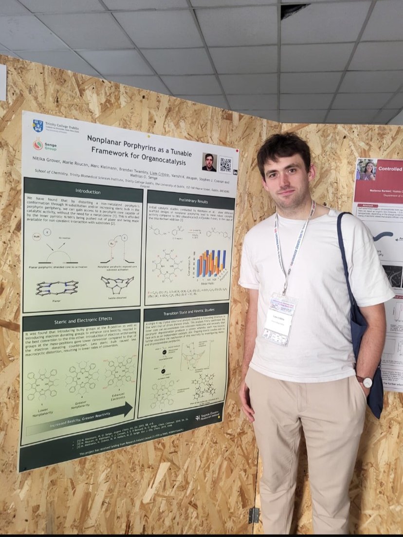 mathiassenge's tweet image. While rest of us had group meeting in the rain🌧️ @tcdTBSI @TCD_Chemistry in Dublin: Karolina, Sophie, and Liam are off into the sun 🌞in Salerno 🇮🇹at the @SupraChemDays25 meeting showing off cool chemistry ⚗️on #porphyrins, #organocatalysis, #atropisomers, #bicyclopentane 😀
