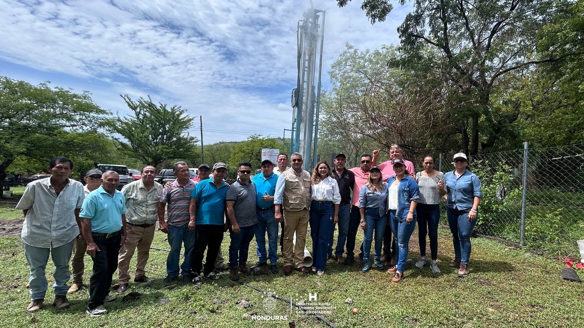 pronaders_hn's tweet image. 🛠️🚰 ¡El agua llega donde más se necesita!
Escuelas, hogares y cultivos ya cuentan con #AguaPotable. 💧
Las máquinas de #SAG_PRONADERS perforan el suelo 🚜💦 porque el agua debe ser un derecho, no un privilegio. 🌍🤝

#XiomaraSiCumple