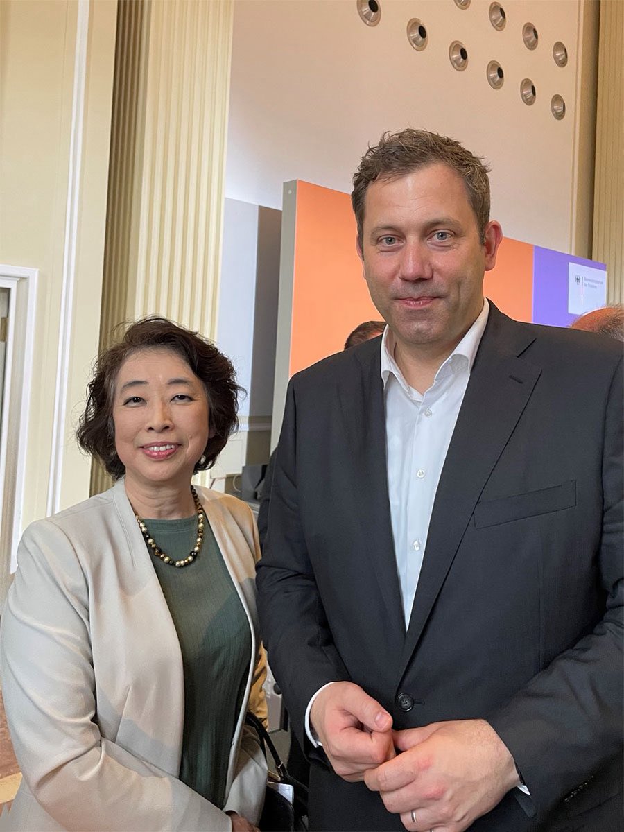 Botschafterin von Japan in Deutschland (@amb_japan) on Twitter photo Beim Empfang des <a href="/BMF_Bund/">Bundesministerium der Finanzen</a> traf ich auch mit Finanzminister <a href="/larsklingbeil/">Lars Klingbeil 🇪🇺</a> zusammen und konnte mit ihm ein bedeutsames Gespräch über die japanisch-deutschen Wirtschaftsbeziehungen führen. Beim Empfang des <a href="/BMF_Bund/">Bundesministerium der Finanzen</a> traf ich auch mit Finanzminister <a href="/larsklingbeil/">Lars Klingbeil 🇪🇺</a> zusammen und konnte mit ihm ein bedeutsames Gespräch über die japanisch-deutschen Wirtschaftsbeziehungen führen.
