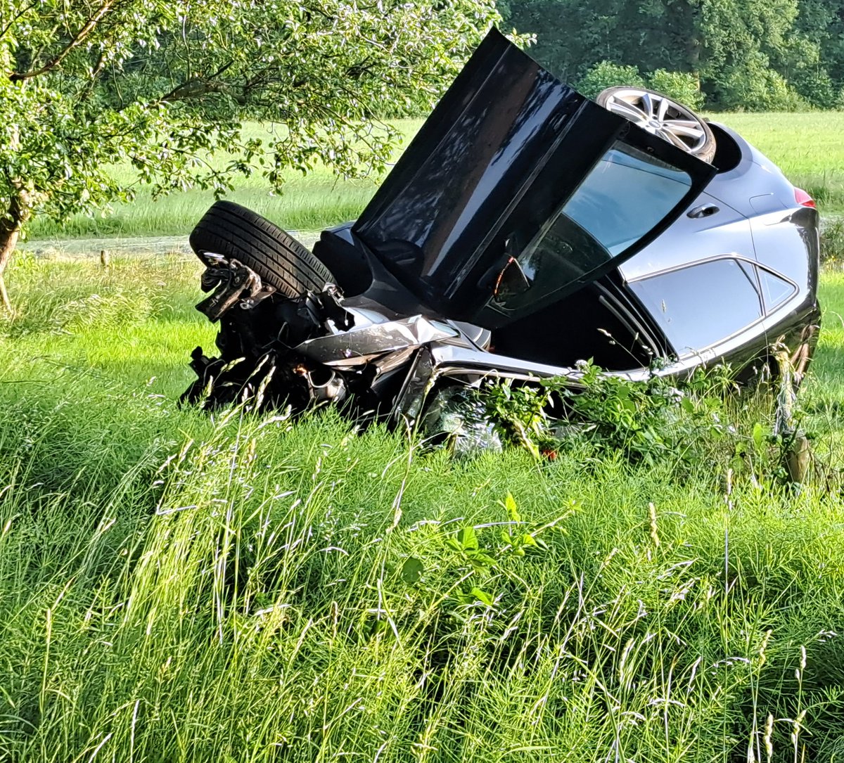 Auto uit bocht in Woudenberg, twee gewonden