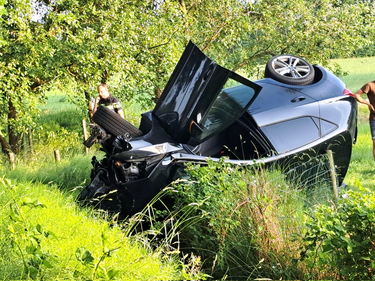 Auto uit de bocht, twee gewonden in Woudenberg