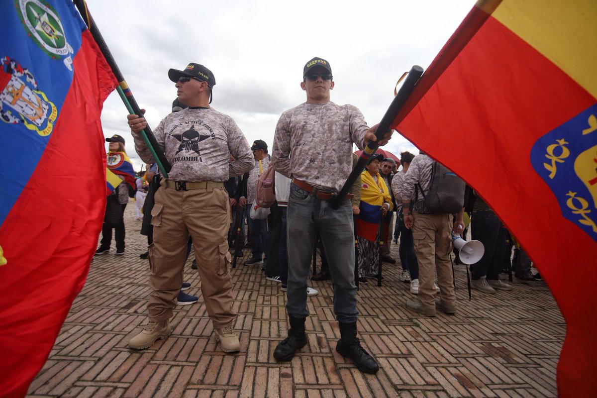 #EnImágenes | Reservistas de las Fuerzas Militares y de Policía, provenientes de distintas regiones de Colombia, marcharon en Bogotá para exigir al Gobierno Nacional mayor seguridad en el país y rechazar los actos violentos contra los miembros de la fuerza pública, así como el