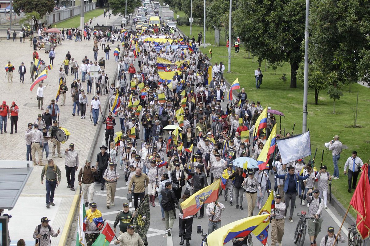 #EnImágenes | Reservistas de las Fuerzas Militares y de Policía, provenientes de distintas regiones de Colombia, marcharon en Bogotá para exigir al Gobierno Nacional mayor seguridad en el país y rechazar los actos violentos contra los miembros de la fuerza pública, así como el