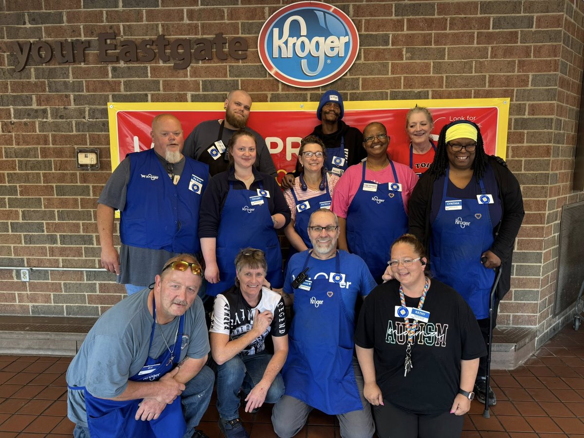 EW4Democracy's tweet image. INDIANA KROGER WORKERS ARE UNITED FOR A LIVING WAGE!

Workers in Indiana are standing up for a fair contract, after rejecting the company&apos;s previous offer by 74%. 
Hey, @kroger: the work that runs your stores is worth a lot more than $0.25!