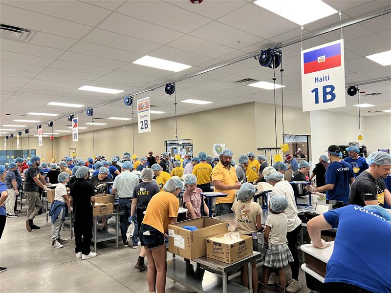 IridiumComm's tweet image. 📦 252 boxes
🍽️ 54,432 meals
🧒 149 kids fed a daily meal for a year

This year for Iridium #ImpactDay, our team members in Arizona had a fun and inspiring time volunteering at @fmsc_org and packing nutritious meals for children.

#TrulyGlobalStartsLocal #FMSC