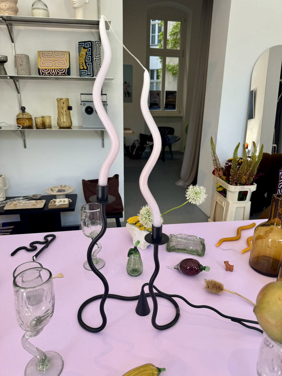 La Embajada de Guatemala en Alemania presente en inauguración de la Pop Up Store Nada Duele con los fundadores Giselle y Mariano desde Antigua 🇬🇹 a Berlín presentando “Mesa Viva” con piezas de diseño escultórico expresando la creatividad de los artesanos y diseñadores del país.