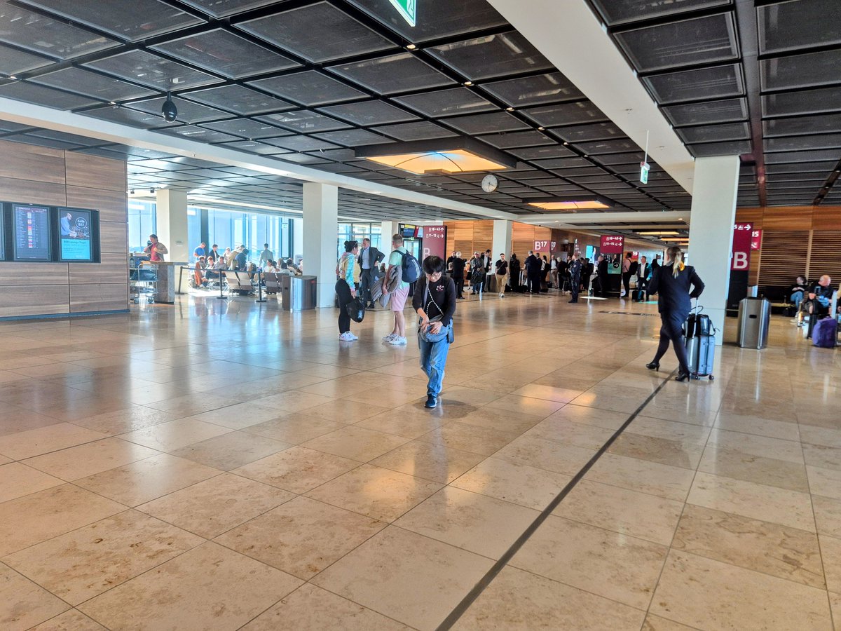 Flying back from <a href="/DeSciBerlin/">DeSci.Berlin</a> and WOW - the growth has been INSANE!

A year ago there were ~150 people.

This year?
At least 3x that.

And get this:
Over 61% were first-timers!

Here are 7 takeaways... 🧵

1/12