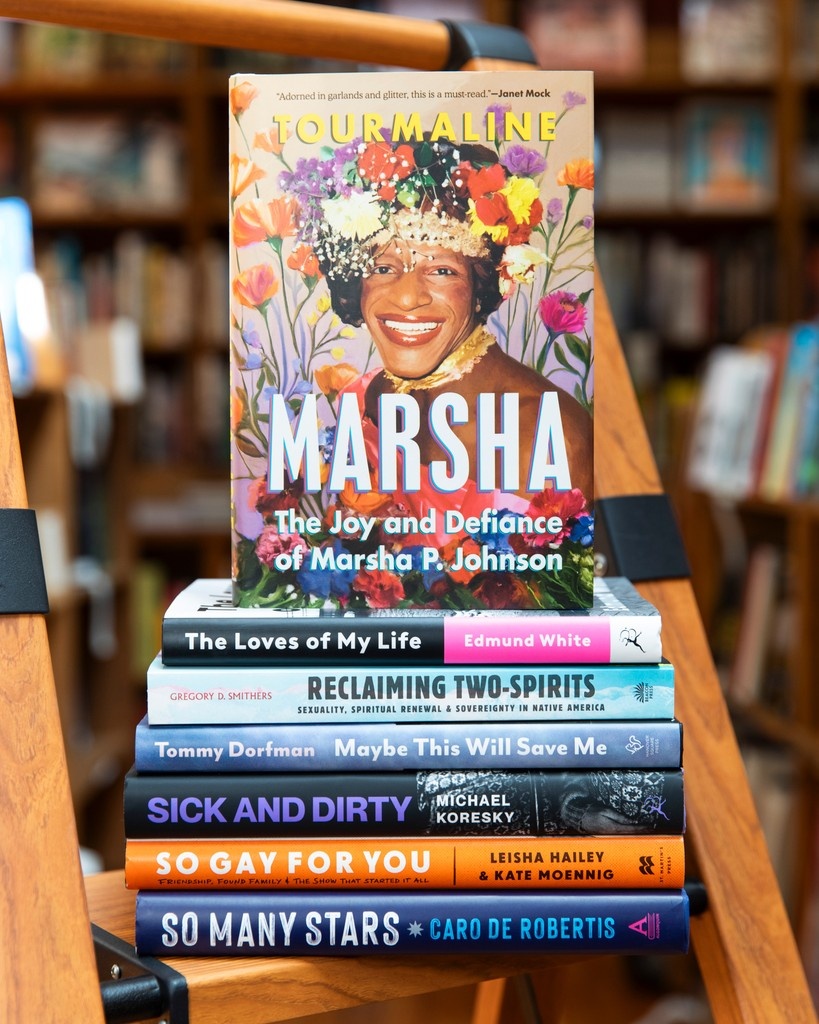 ElliottBayBooks's tweet image. Kicking off our #PRIDE25 recommendations with new queer nonfiction! ✨️
#queerbooks #indiebookstore #elliottbaybookcompany
