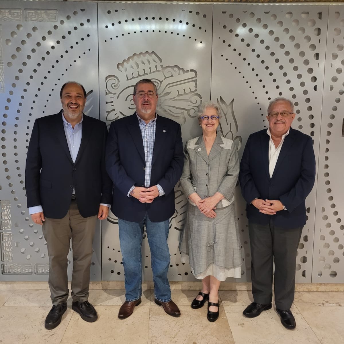 Relaciones Exteriores (@sre_mx) on Twitter photo El jefe de Oficina de la Presidenta, Lázaro Cárdenas Batel, y la subsecretaria para América Latina y el Caribe, <a href="/RaquelSerur3/">Raquel Serur</a> 🇲🇽, se reunieron con el presidente <a href="/BArevalodeLeon/">Bernardo Arévalo</a> y el ministro <a href="/CRMartinezGT/">Carlos Ramiro Martínez</a> de Guatemala🇬🇹.
Coincidieron sobre el buen entendimiento y amistad que El jefe de Oficina de la Presidenta, Lázaro Cárdenas Batel, y la subsecretaria para América Latina y el Caribe, <a href="/RaquelSerur3/">Raquel Serur</a> 🇲🇽, se reunieron con el presidente <a href="/BArevalodeLeon/">Bernardo Arévalo</a> y el ministro <a href="/CRMartinezGT/">Carlos Ramiro Martínez</a> de Guatemala🇬🇹.
Coincidieron sobre el buen entendimiento y amistad que