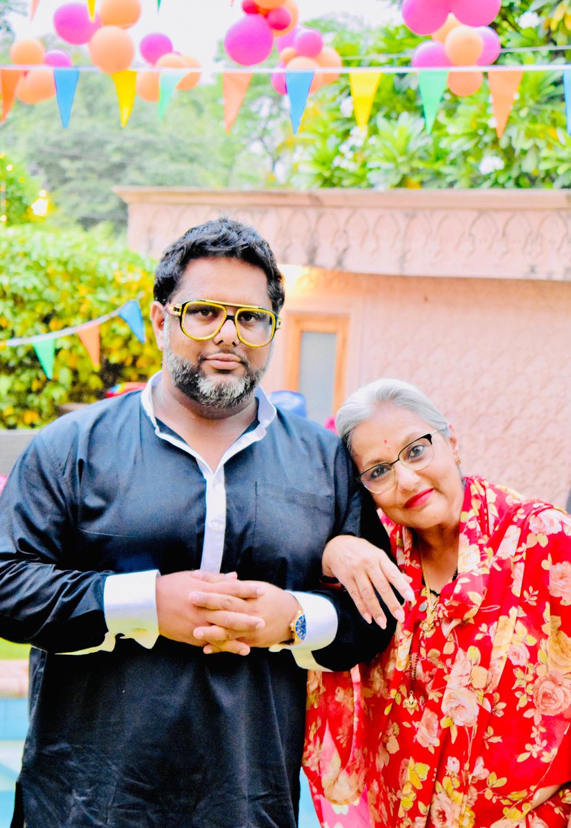 "माँ" की स्मृति में मेरी लेखनी से निकली कुछ भावपूर्ण पंक्तियाँ…!

माँ को खोना ऐसा है जैसे उस व्यक्ति को खो देना जिसने सबसे पहले हमें यह महसूस कराया कि प्यार क्या होता है —
वो, जो चुपचाप हमारे लिए प्रार्थना करती थीं,
जो तब चिंतित होती थीं जब हमें इसका एहसास भी नहीं होता था,
और जो