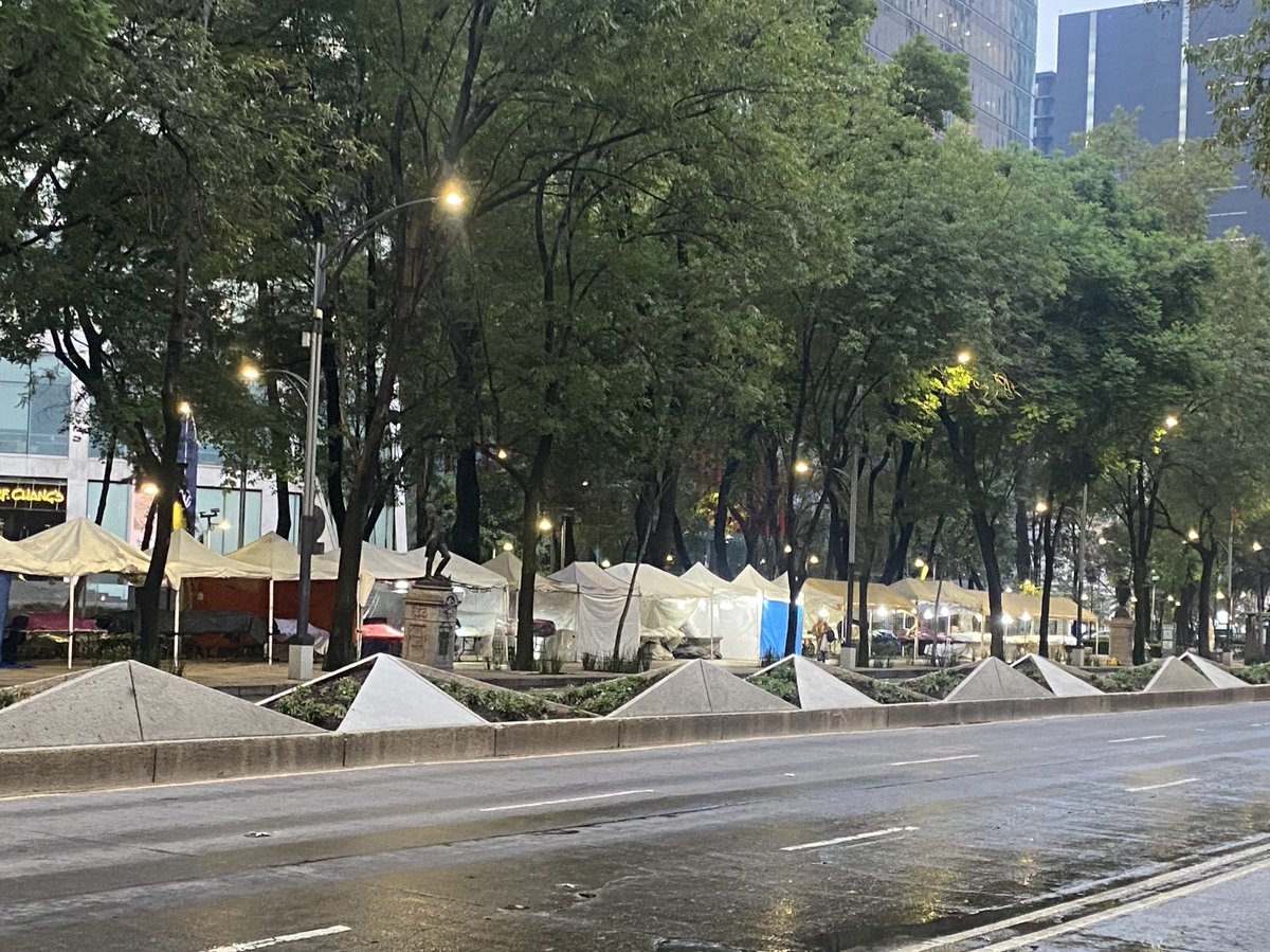 Las exposiciones sobre Paseo de la Reforma están muy bien, lo que no entiendo es por qué las amontonan como si fueran puestos ambulantes. Hey! esperen: ¡los puestos ambulantes ya ocupan todo el espacio! <a href="/ClaraBrugadaM/">Clara Brugada Molina</a> ¿cuando harán algo para quitarlos?