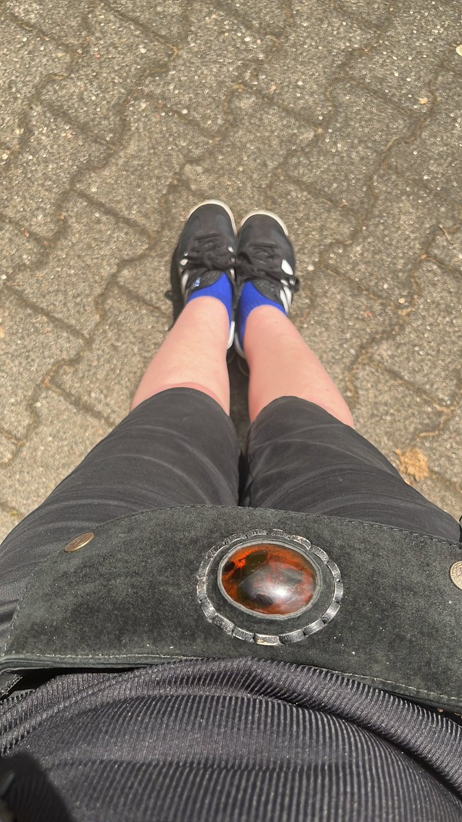 Auf die Knie du Wicht 
Drück die Schuh in dein Gesicht