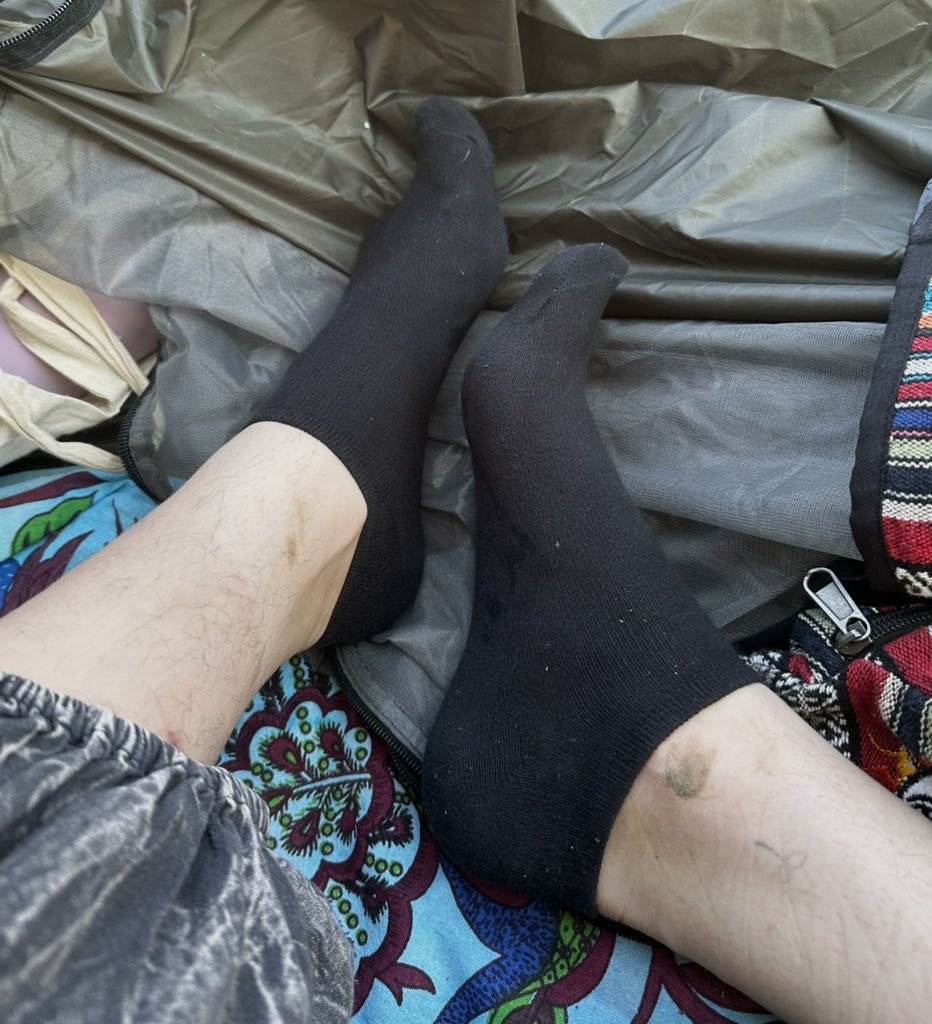 ich bin auf nem festival arbeiten und nach meiner schicht jetzt sind meine füße ganz verschwitzt, was fängt so ein looser wie du jetzt mit der info an? 😀

findom • femdom • herrin • geldherrin • zahlsklave • zahlschwein • looser