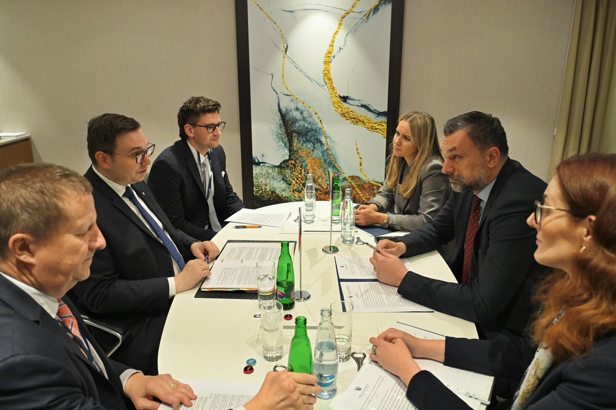 On the sidelines of #GLOBSEC2025, I spoke with Minister <a href="/DinoKonakovic/">Elmedin Dino Konaković</a> about Bosnia and Herzegovina’s EU path and strengthening our economic ties. Czechia has long supported a democratic, multiethnic Bosnia and its EU membership. 🇨🇿🤝🇧🇦