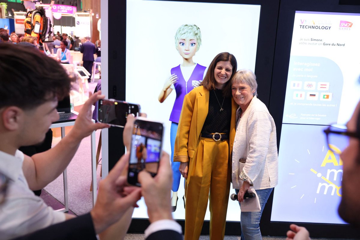 SNCFNumerique's tweet photo. @GroupeSNCF @VivaTech @ConnectGares expérimente une nouvelle borne interactive d’accueil dotée d’un avatar 3D capable d’échanger avec les voyageurs en six langues. Pour prolonger l’échange, il est possible de continuer la conversation sur WhatsApp en scannant un QR code affiché à l’écran. #VIVASNCF https://t.co/roTEeYSplY
