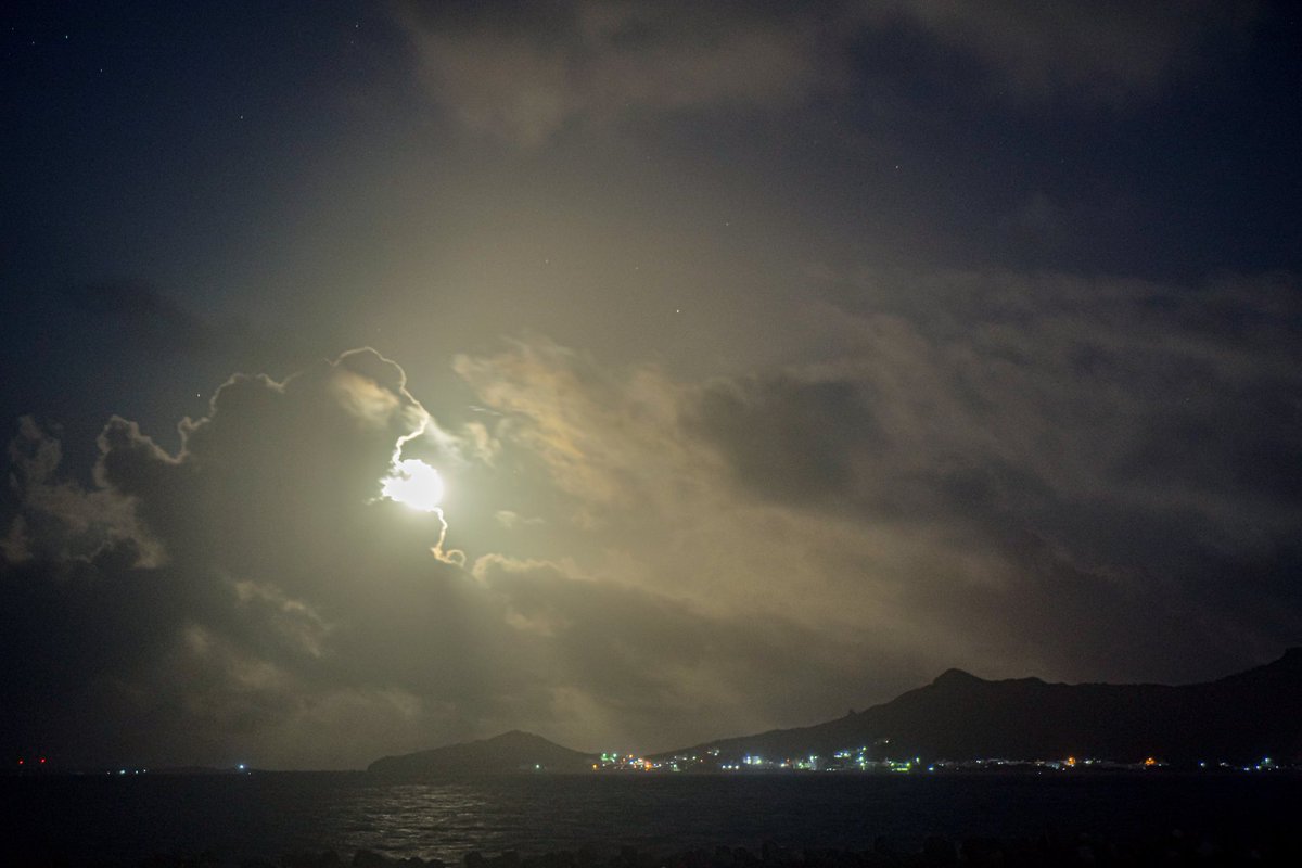 昨日の満月は雲で撮れなかったけど、今日も綺麗でした🌛今日１日お疲れ様でした。
