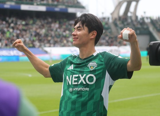 Lech Poznań, Raków Częstochowa i Legia Warszawa będą starali się pozyskać Jin Woo Jeona z koreańskiego Jeonbuk Hyundai. Zawodnik Obecnie jest królem strzelców w K League 1. 

#Lech #Legia #Raków