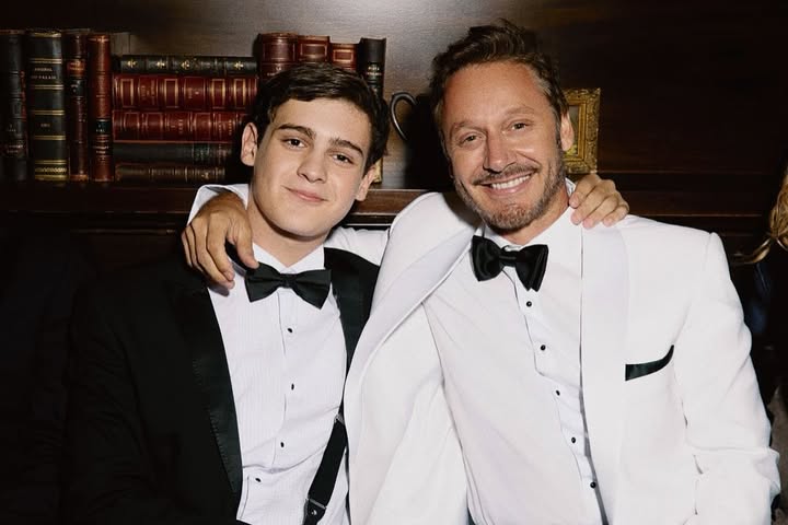 DedicadoBVicuna's tweet photo. Vía Ig #BenjaminVicuña La complicidad de mirarnos y entender todo. Celebrar contigo es celebrar la vida. Gracias #BautiVicuna por enseñarme a ser Padre.
Este Día del Padre, regala tiempo, recuerdos… y un detalle especial 💙
#DiaDelPadre #CelebratingDad #PerfumeriasJuleriaque https://t.co/WdagV4hMhb