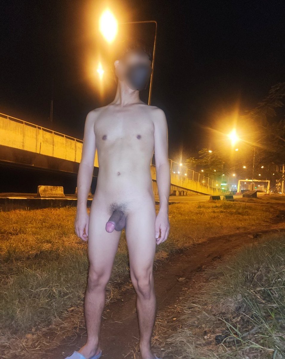 เจ้านาย <a href="/boysuperboyz8/">boysuperboyz8</a>  บอกจะพาไปเดินเล่น บอกให้เดินลงจากรถแล้วพาเดินไปเรื่อยๆ ไปถึงที่ ไฟก็สว่างมาก แถมมีรถดับคนง่ายกำลังซ่อมรถเต็มเลยครับ