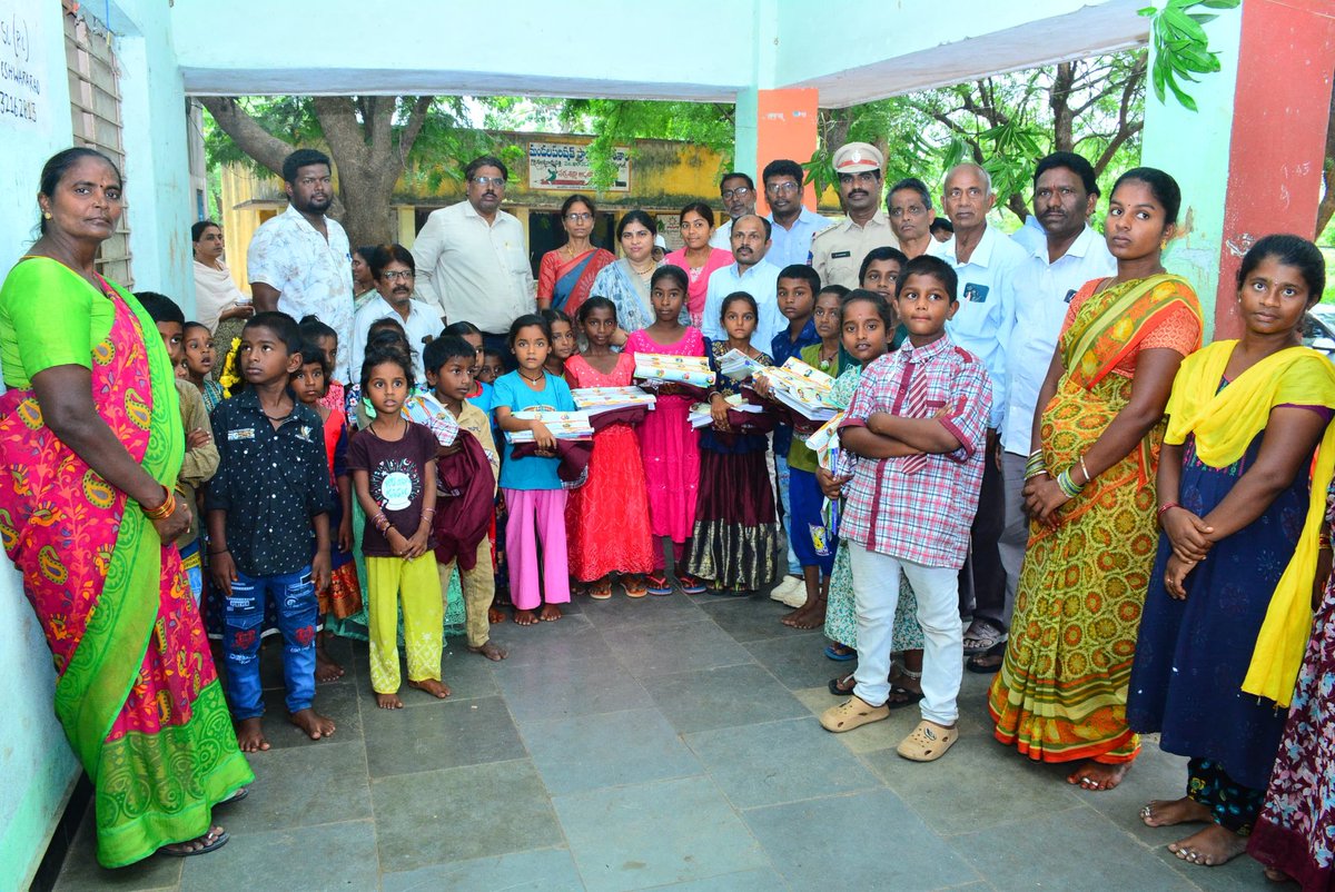 వర్ధన్నపేట మండలం   ల్యాబర్తి జెడ్పిహెచ్ఎస్  పాఠశాల, ఖిలా వరంగల్ మండలం గుంటూరు పల్లి ఎంపిపి పాఠశాలల్లో
బడిబాట కార్యక్రమాలకు హాజరై, 
విద్యార్థులకు యూనిఫామ్స్, బుక్స్ పంపిణీ చేయడం జరిగింది.
<a href="/TelanganaCMO/">Telangana CMO</a> 
<a href="/TelanganaCS/">Office of Chief Secretary, Telangana Govt.</a> 
<a href="/INC_Ponguleti/">Ponguleti Srinivasa Reddy</a> 
<a href="/iamkondasurekha/">Konda Surekha</a>