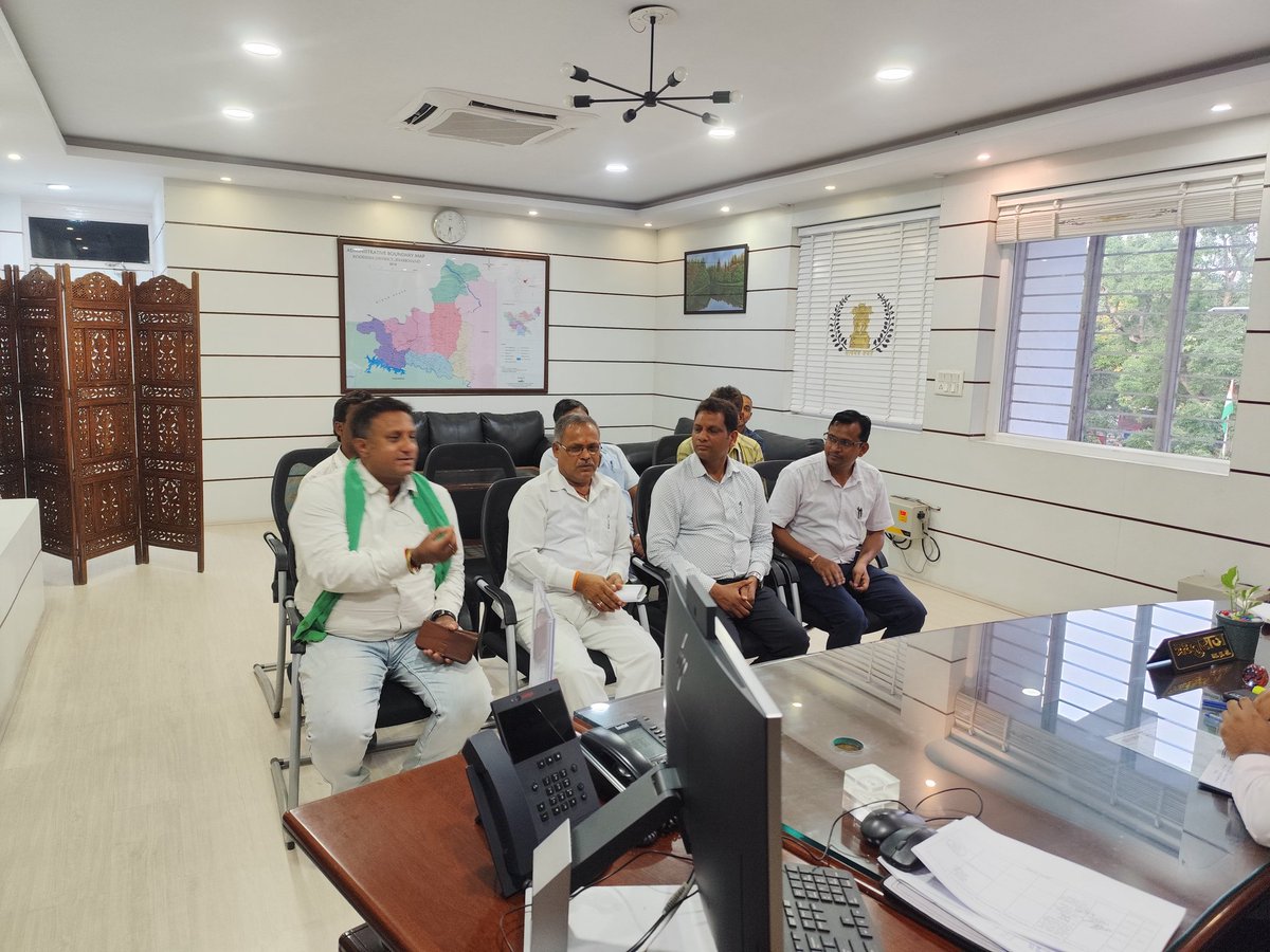 DeepakViskmaJMM's tweet image. धन्यवाद मुख्यमंत्री @HemantSorenJMM
धन्यवाद माननीय उपाप्युक्त महोदय #dckoderma फुट फाट दुकानदारों की समस्या को लेकर उपाप्युक्त महोदय कोडरमा से वार्ता करतें झामुमों जिला अध्यक्ष बिरेंदर पाण्डेय एवं झामुमों नगर अध्यक्ष दीपक विश्वकर्मा!
साथ में व्यवसाय मोर्चा पदाधिकारी गण!
@JhumriNp