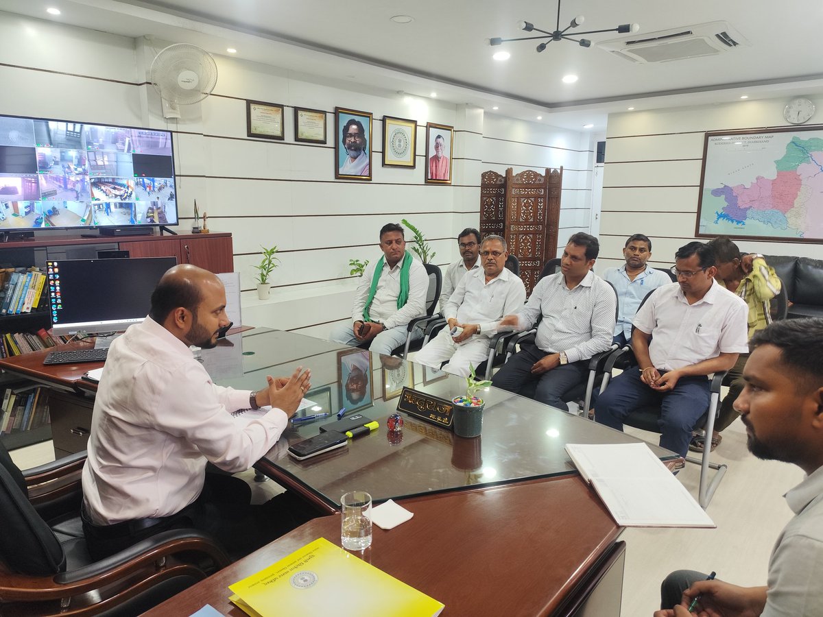 DeepakViskmaJMM's tweet image. धन्यवाद मुख्यमंत्री @HemantSorenJMM
धन्यवाद माननीय उपाप्युक्त महोदय #dckoderma फुट फाट दुकानदारों की समस्या को लेकर उपाप्युक्त महोदय कोडरमा से वार्ता करतें झामुमों जिला अध्यक्ष बिरेंदर पाण्डेय एवं झामुमों नगर अध्यक्ष दीपक विश्वकर्मा!
साथ में व्यवसाय मोर्चा पदाधिकारी गण!
@JhumriNp