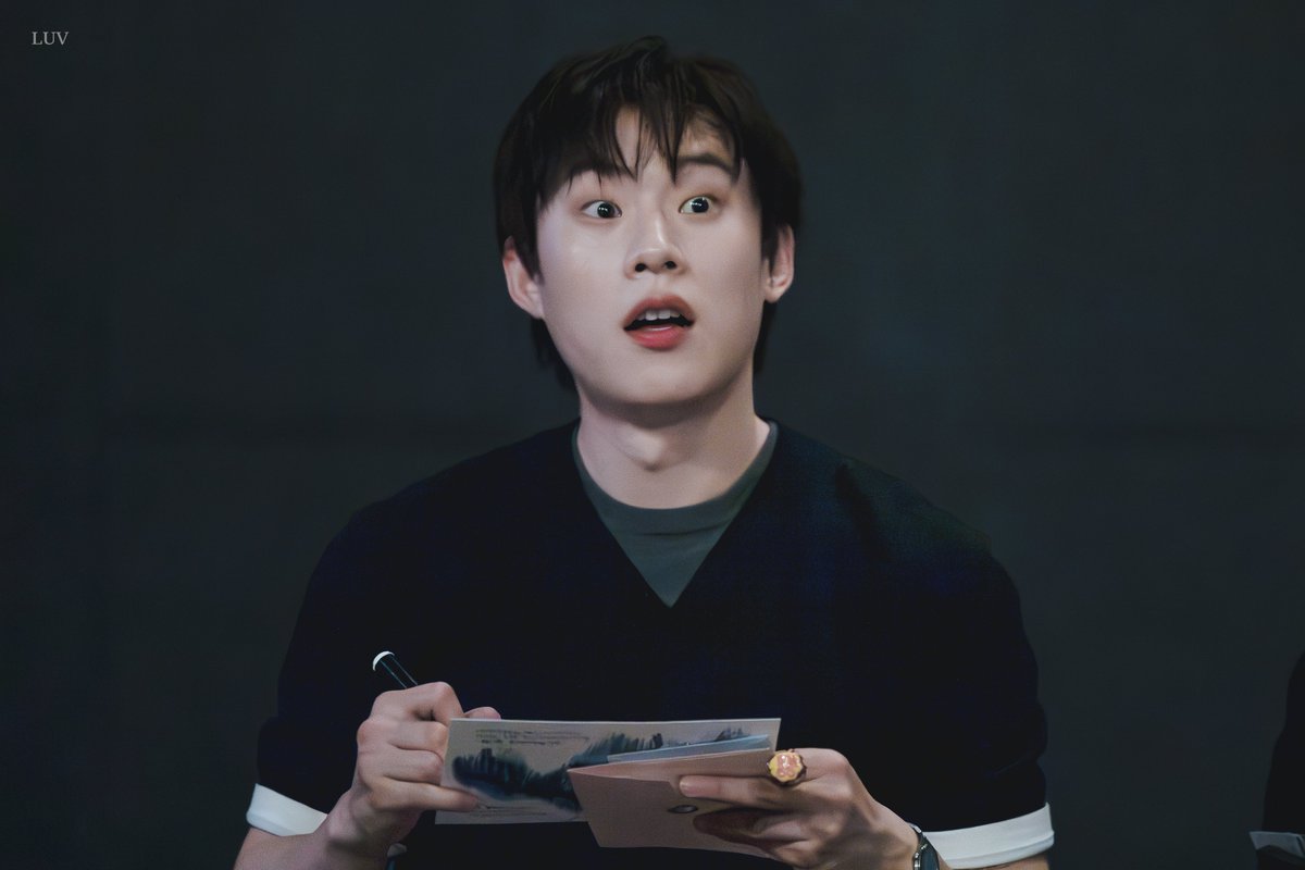 cheolin_luv's tweet photo. 250518 파과 무대인사 #김성철 

mc분이 말실수 하셔서 분위기 어수선한데 
앞에 철컹이는 카드 주우면 얼마까지 써도 되냐고 물어봐서ㅋ  
바쁜 철토끼 ꪔ̤̥ https://t.co/dMMYygFxnM