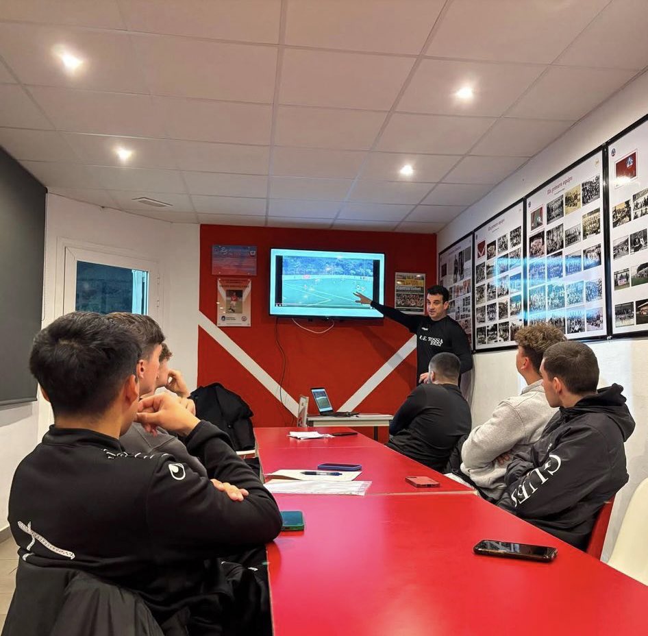 UETOSSA1922's tweet photo. Sergio Lorente serà el nou Director Esportiu de l’UE Tossa! 🔴⚪️

Coneix el club com ningú: ha estat jugador, entrenador i coordinador 🔝

Continuarà com a analista amb Edu Urdiales i treballarà amb Sebas Coris 👏🏼

Valors, passió i identitat tossenca! ⚽🔥 https://t.co/0PpwxfeoLf