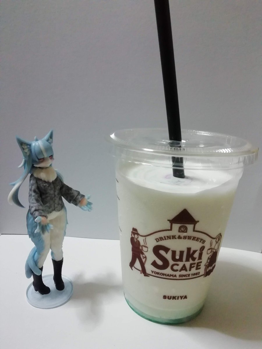 すき家のラムネフラッペ気になったので買ってきた。
個人的にはもっとラムネ味濃くてもいいかも？と思ったけど、作る人によって差があったりするのかな
せっかくなので昨日届いたおまねこくんのフィギュアと一緒に…