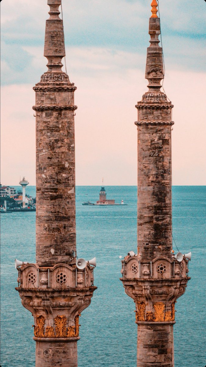 Ortaköy Camii minareleri arasından Kız Kulesi 

📷 Kaan Yıldırım