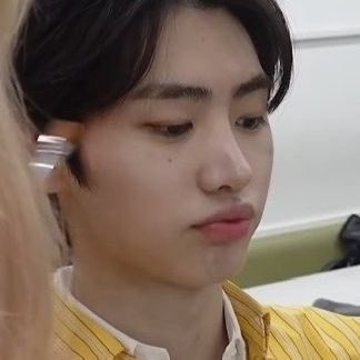 Angel menjadi korban make up make up-an kakak,

“Hmph, lama                      “Huft, Angel rindu 
sekali.”                                      Jey abang.”