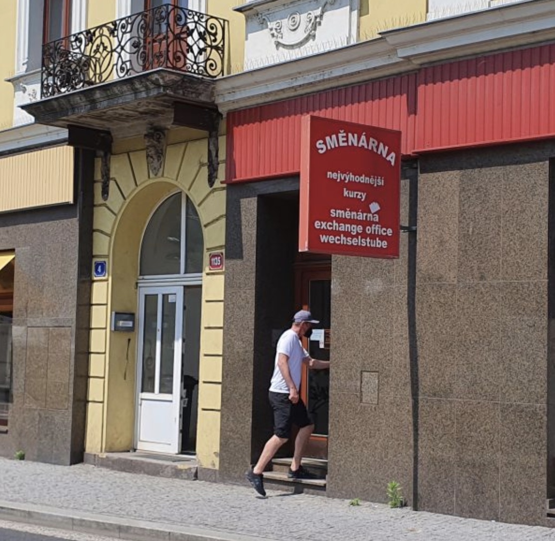 Alex (@alexpilar) on Twitter photo Vzpomínáte, jak mini směnárník z Ústí vypral v <a href="/RaiffeisenCZ/">Raiffeisenbank ČR</a> 89 miliard v igelitkách? Vyšetřování trvalo 15 let, mega podezření na Rusko, odloženo 2021. Nikdo obviněn. Banka? Ani pokutu. Nic nekomentuje, ruší účty všem v kryptu a posiluje v Rusku. Za mě super. Jo, a proč to Vzpomínáte, jak mini směnárník z Ústí vypral v <a href="/RaiffeisenCZ/">Raiffeisenbank ČR</a> 89 miliard v igelitkách? Vyšetřování trvalo 15 let, mega podezření na Rusko, odloženo 2021. Nikdo obviněn. Banka? Ani pokutu. Nic nekomentuje, ruší účty všem v kryptu a posiluje v Rusku. Za mě super. Jo, a proč to