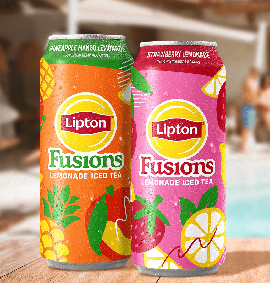 BeverageDigest's tweet photo. PepsiCo has launched a line of Lipton Fusions Lemonade Iced Teas in flavors Strawberry Lemonade and Pineapple Mango Lemonade. The drinks, packaged in 16-oz cans, have 50% less sugar than regular sodas, according to PepsiCo.
#lipton #liptonfusions #lemonadeicedteas #cans https://t.co/9yeCegINbu