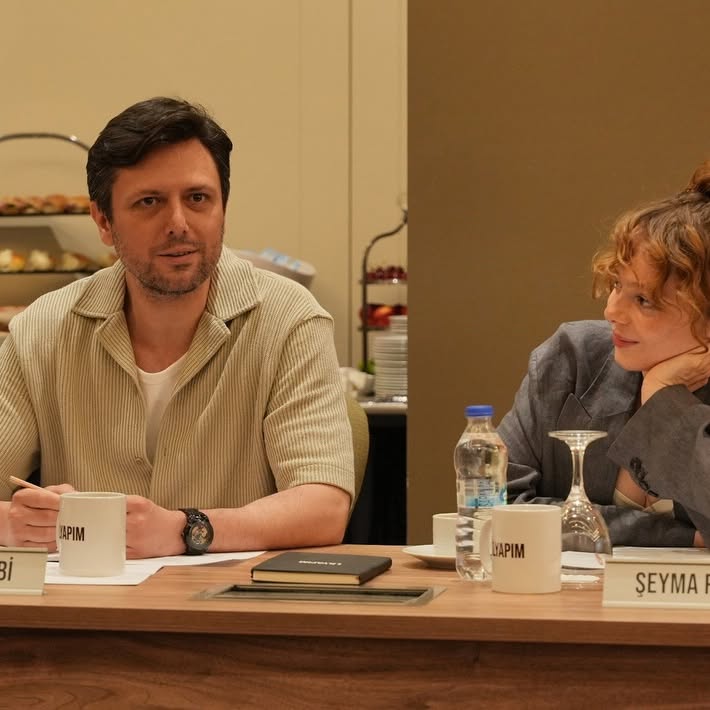 lilyapim's tweet photo. 🎬 Okuma Provası Başarıyla Gerçekleşti!
LilYapım imzasını taşıyan, Mehmet Emin Yıldırım’ın kaleme aldığı “KUL” adlı uzun metraj sinema filmimizin okuma provası, yaratıcı kadromuzun bir araya geldiği verimli bir toplantıyla gerçekleşti. #kul #lilyapim https://t.co/xbwIgIs2Z5